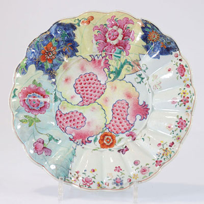 China Rare plate decorated with tobacco flowers and pomegranates 18th