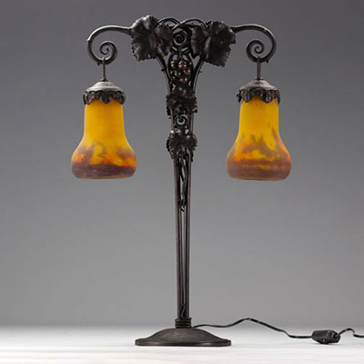MULLER FRÈRES LUNÉVILLE Lampe double en métal forgé à décor de vignes et de 2 tulipes signée- Art Nouveau