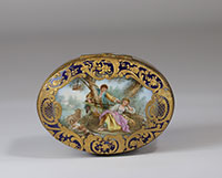 Porcelaine de Sèvres boîte couverte peinte de scènes romantiques