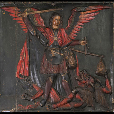 Exceptionnel panneau sculpté en relief polychrome 17ème Saint Michel et le diable