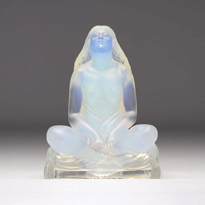SABINO Ernest (1878-1961) sculpture de L'idole Veilleuse en verre opalisé