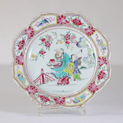 Assiette en porcelaine de la famille rose 18ème beau décor d’un personnage tenant la pêche de la longévité