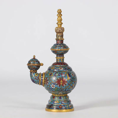 Cloisonné vase with lotus design on a blue background with Qianlong mark from 18th century
