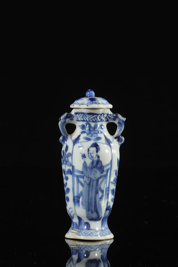 Chine petit vase porcelaine couvert blanc bleu à décor de personnages époque Kangxi vers 1700, évaluation