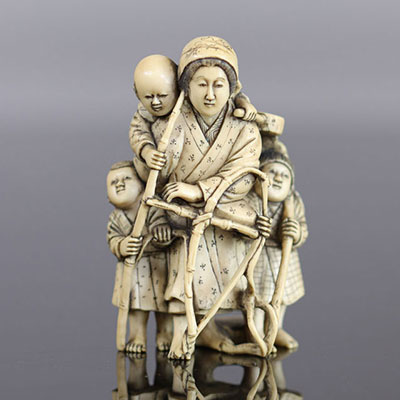 Japon Okimono sculpté d'une famille 19ème