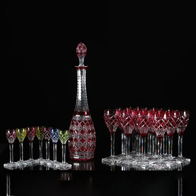 Belgique Val Saint Lambert carafe et série de 12 verres à vin sur pieds et 12 verres à liqueur de couleurs 20ème