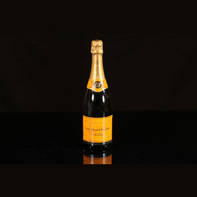 Wine - 7 bottles 75 cl Bulles Champagne Cliquot Ponsardin (estimation disgorgement 2005) Cliquot Ponsardin