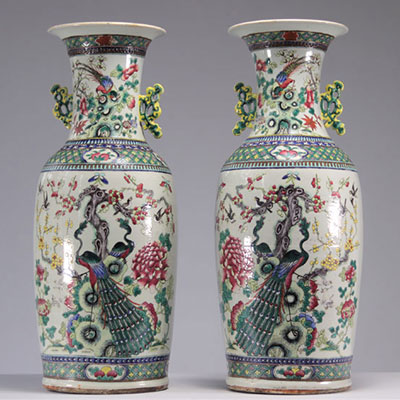 Paire de vases famille rose à décor de paons et mobiliers