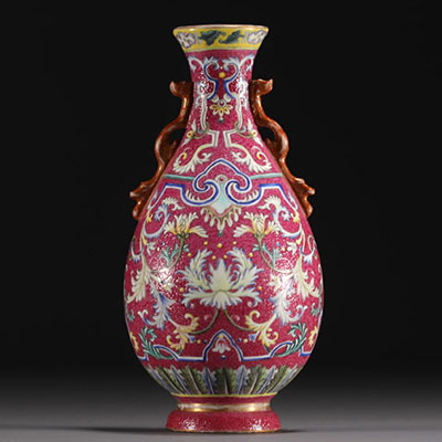 Chine - Vase mural en porcelaine famille rose, sur fond rubis, marque Qianlong.