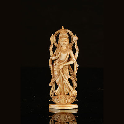 Inde - sculpture d'une danseuse en ivoire