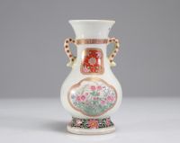 Petit vase en porcelaine de la famille rose époque Qing
