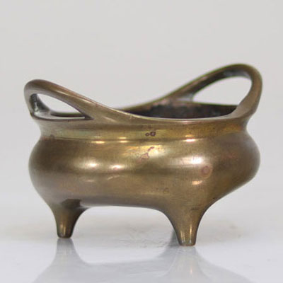 Tripod incense burner in interior bronze decorated with a dragon brand Xuan DE Ming