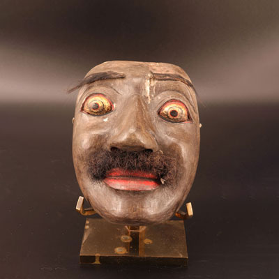 Masque peint du tibet en bois sculpté.