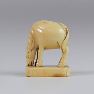 JAPAN - End of the EDO period (1603 - 1868) Netsuke horse Provenance: Collection of Henry-Louis Vuitton