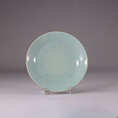 Assiette celadon en porcelaine céladon  ,marque de Qianlong ,Chine XIXème.
