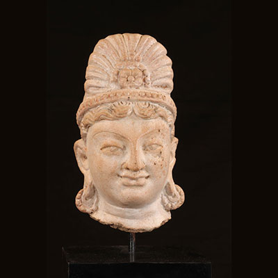 UNE TÊTE DE TERRACOTTE DE MAITREYA, GANDHARA Ancienne région du Gandhara, 4e-5e siècle