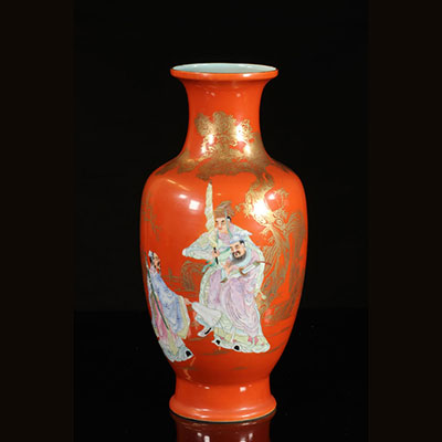 Chine - Vase en porcelaine de chine corail à décor de personnage marque période république