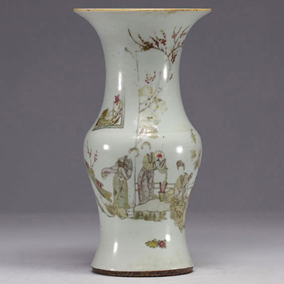 Chine - Vase en porcelaine de la famille rose à décor de personnages, vers 1900.