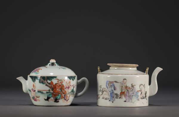 Chine - Ensemble de deux théières en porcelaine à décor de guerriers et de dignitaires.