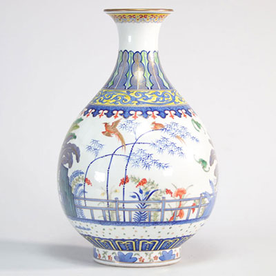 Vase en porcelaine de chine à décor de paysages et grues