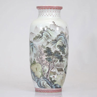 Vase en porcelaine signé Deng Bihao daté 1971 décor de paysage