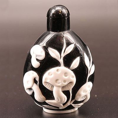 中国 - 蘑菇纹饰玻璃鼻烟壶