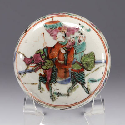 Chine - Boîte couverte en porcelaine de la famille rose.