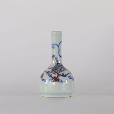 Vase porcelaine de chine décor de dragon bleu et rouge de cuivre époque Qing