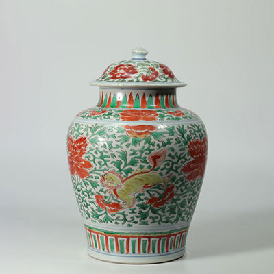 Potiche couverte en porcelaine de chine 17ème à décor de fleurs et chien de Fô