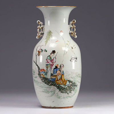Vase en porcelaine de chine de la Famille Rose à décor de personnages sur un bateau