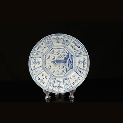 Chine - plat en porcelaine kraak blanc bleu à décor d'une carpe égrenures époque Wanli vers 1600