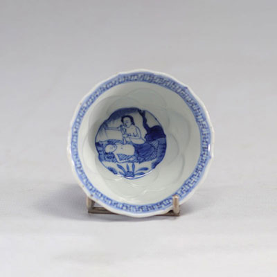Chine - Bol en porcelaine blanc et bleu à décor intérieur de scène de médecine, XVIIIe siècle.