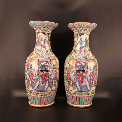 Grande paire de vases porcelaine de chine à décor de personnage (restaurations- accidents)