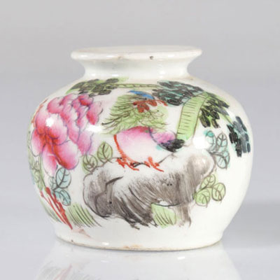Chine petit vase d'artiste en porcelaine