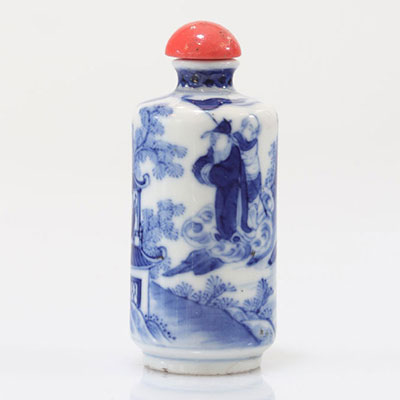 Tabatière en porcelaine blanc bleu décor de personnages époque Qing