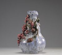 Amphora vase en relief à décor de fleurs