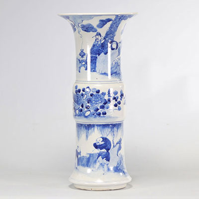 Vase en porcelaine en blanc et bleu de forme GU à décor de personnages