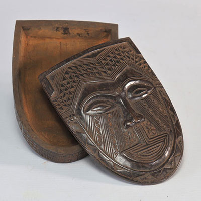 Boîte Kuba sculpté d'un visage scarifications géométrique provenant de la Rép. Dem. Congo