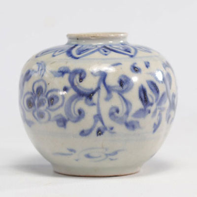 Petit vase en grès en blanc et bleu d'époque Qing (清朝)