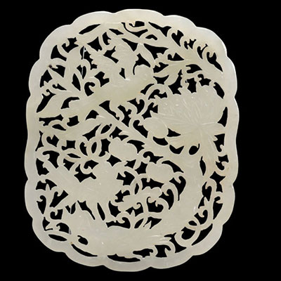 Carved white jade plaque decorated with phoenixes and flowers from Ming period (明朝)