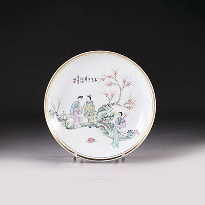 Chine assiette en porcelaine décor de jeunes femmes, époque république marque sous la pièce