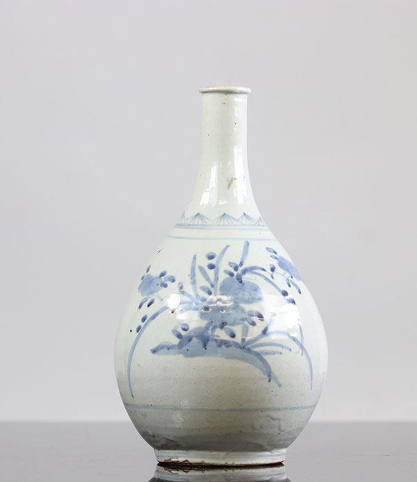 Vase en porcelaine, probablement Corée 19ème, un cheveu