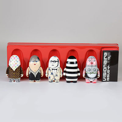 Visionnaire. Issue 44 : Toys. Red set. Ensemble de 5 Figurines à l’effigie des créateurs de mode