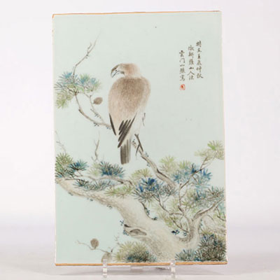 Plaque en porcelaine qianjiang à décor d'oiseaux sur une branche  d'arbre signé Yun Men Shan Qiao du XIXe siècle