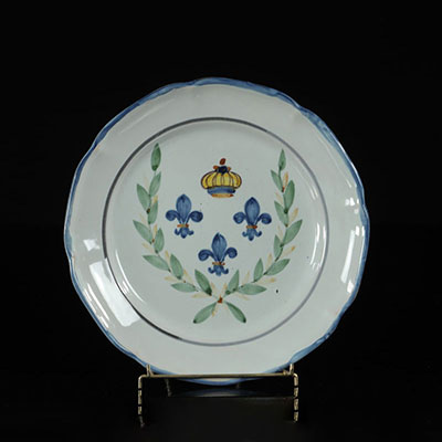 Waly France Plate with revolutionary decoration with three blue lilies. 19th.
