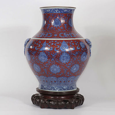 Chine - important vase de forme Hu fond rouge fer blanc bleu - marque Qianlong