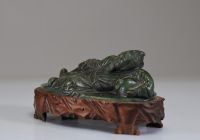 Personnage allongé en jade épinard sculpté d'époque Qing