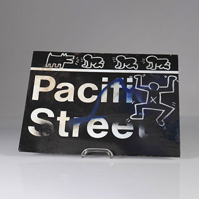 Keith Haring - Pacific Street Street sign enhanced with tags Provenance : New York plaque de station de métro rehaussée par l'artiste.