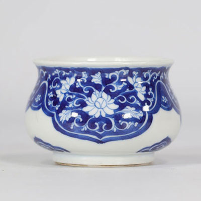 Blue and white perfume burner with lotus design from Kangxi period (康熙)