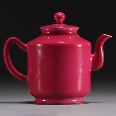 Chine - Théière en porcelaine monochrome de couleur rubis, XIXe siècle.
